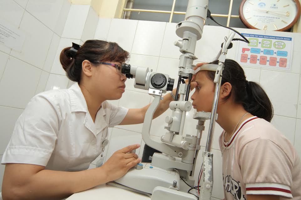 Hàng nghìn học sinh Nam Định được khám và mổ mắt miễn phí