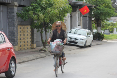 Nam Định: Trải lòng của cụ ông gần 30 năm đạp xe bán báo dạo