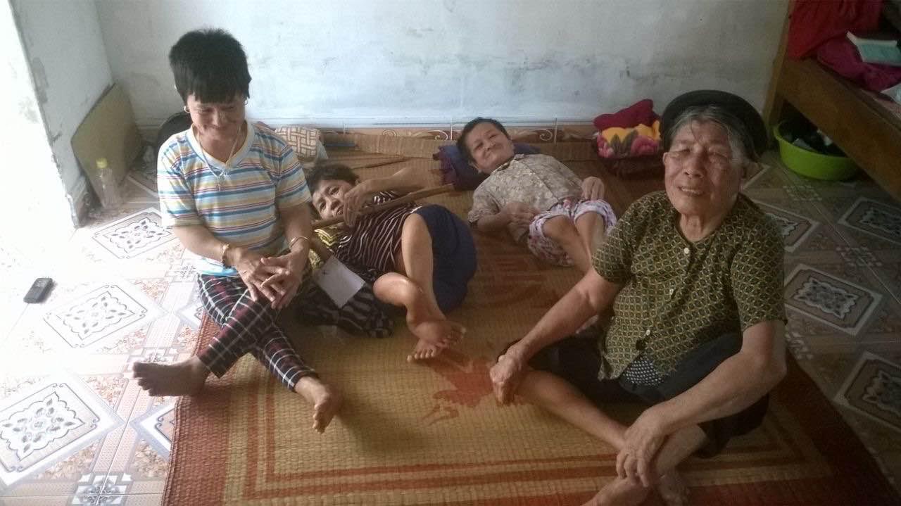 Nam Định: Bốn chị em bị xương thủy tinh, cả nhà khốn khó kiệt quệ