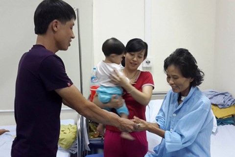 Gia đình cháu bé phẫu thuật tim bẩm sinh tặng lại tiền tài trợ thừa cho bệnh nhân nghèo