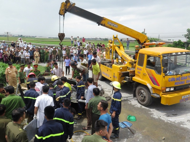 Nam Định: Ô tô con bị xe tải đè nát, 1 người tử vong