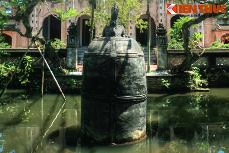 Kỳ lạ chuông cổ 9 tấn nằm giữa hồ nước ở Nam Định