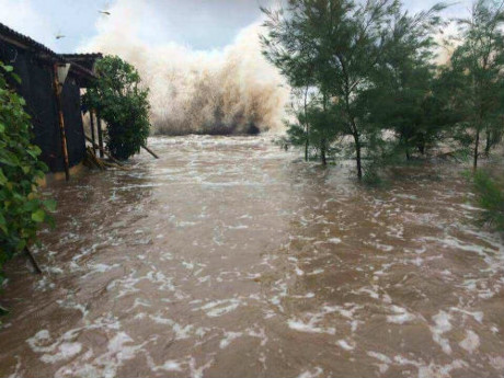 Nam Định: Triều cường dâng cao, nhiều ki ốt ngập trong nước