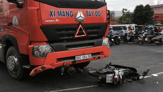 Va chạm giao thông, người phụ nữ quê Nam Định chết thảm dưới bánh xe đầu kéo