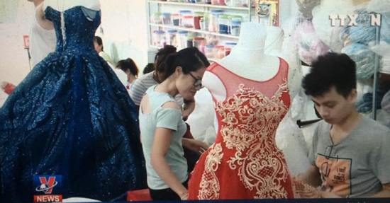 Người dân vùng ven biển Nam Định làm giàu từ nghề may áo cưới