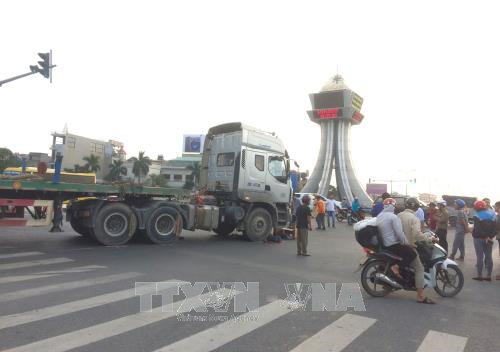 Nam Định: Đứng chờ đèn đỏ bị xe đầu kéo đâm tử vong
