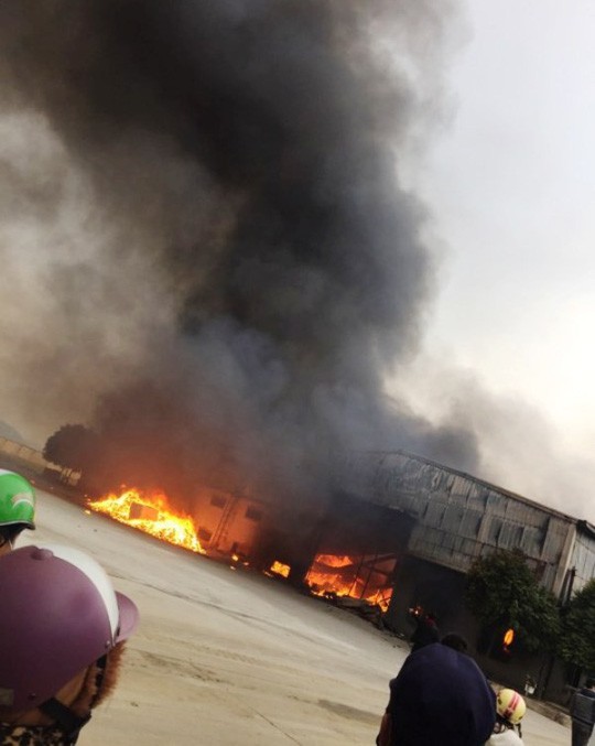 Cháy lớn tại công ty bánh kẹo, công nhân hoảng sợ tháo chạy