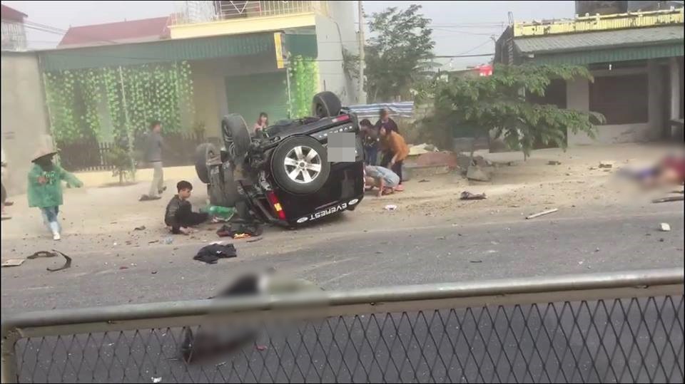 Ô tô 7 chỗ mất lái đâm thẳng xe máy rồi lật ngửa, 2 người văng ra ngoài đường tử vong tại chỗ