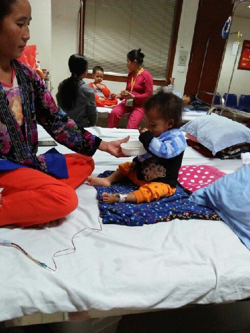 Xót lòng bé gái nhiễm trùng máu, bố mẹ không dám đưa về Hà Nội chữa bệnh