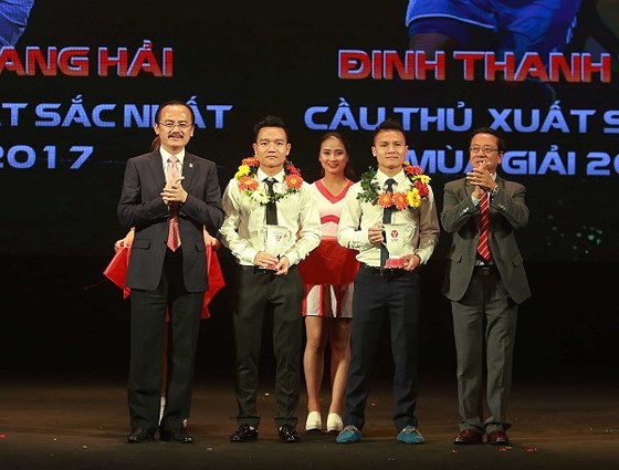Gala trao giải mùa bóng 2017 – Đinh Thanh Trung nhận giải cầu thủ xuất sắc