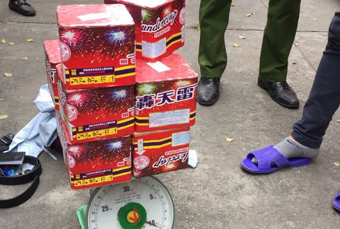 Bắt giữ thanh niên Ý Yên, Nam Định giấu 10 hộp pháo giàn trong cốp xe