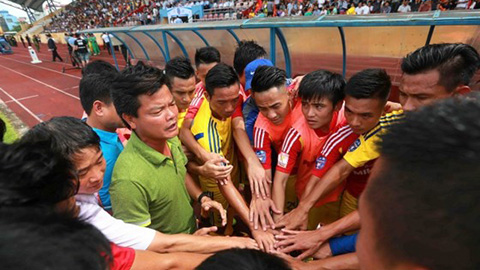 HLV, cầu thủ Nam Định FC nói gì khi thiếu điều kiện dự V.League?
