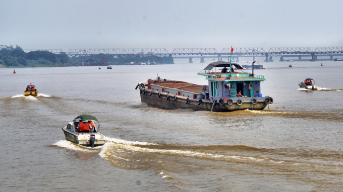 Phát hiện nhiều tàu thuyền chở hàng hóa quá hạn đăng kiểm trên Sông Đào