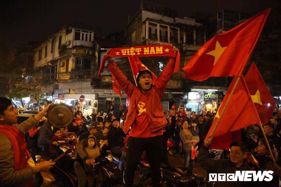 Video: Bỏ cả đám cưới, dân Nam Định hò hét cổ vũ bóng đá