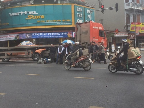 Nam Định: Va chạm với container, 3 người trên xe máy nhập viện