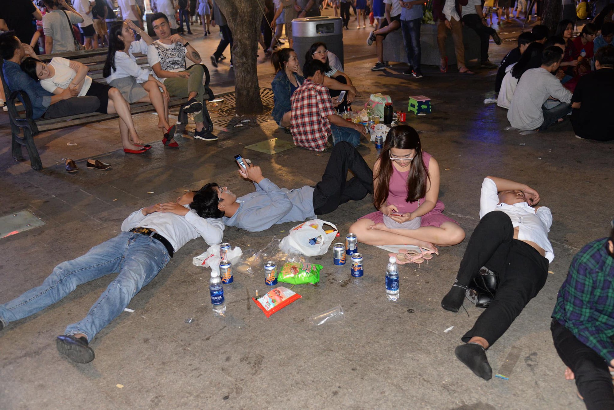 Hình ảnh “nhìn thôi đã mệt”: Thanh niên say bét nhè nằm lăn ra giữa phố, trẻ con đi theo bố mẹ vạ vật chờ giao thừa