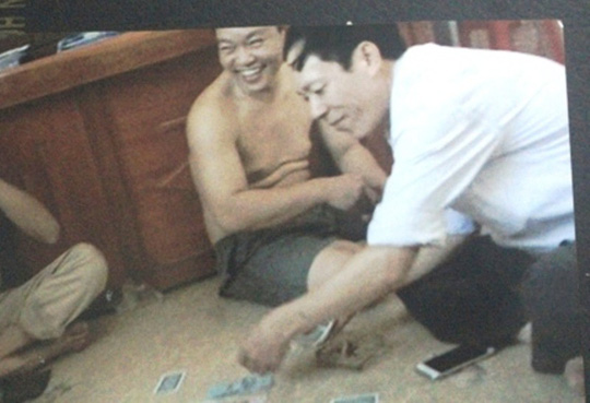 Phó Bí thư, Phó Chủ tịch HĐND xã đánh bài ăn tiền tại công sở