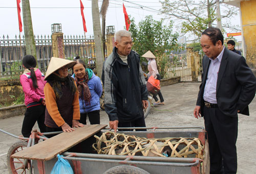 Nam Định: Tặng lợn giống cho hộ nghèo gây dựng lại sản xuất