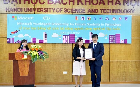 Nam Định: Cô nữ sinh từ “mù internet’ đến học bổng Microsoft’s YouthSpark