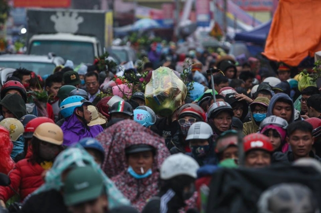 Du khách đổ về chợ Viềng ‘mua may bán rủi’ bất chấp thời tiết mưa rét