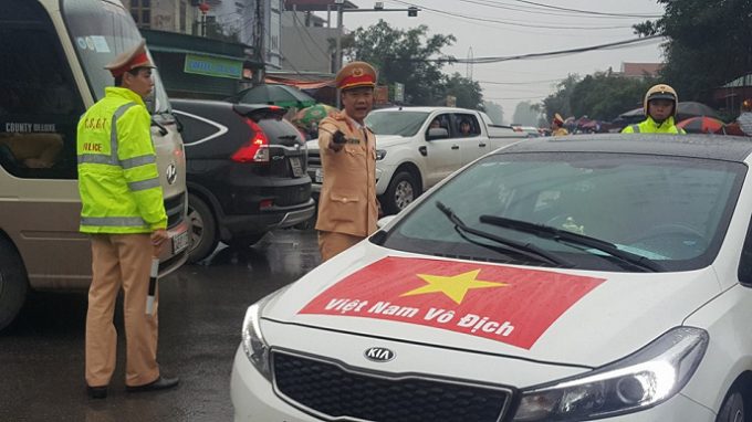 Nam Định: 100% CSGT ra đường, đội mưa phân luồng giao thông cho Lễ khai hội chợ Viềng