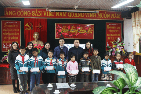 Đoàn Thanh niên Bộ Xây dựng tặng quà cho các em học sinh có hoàn cảnh khó khăn tại Nam Định