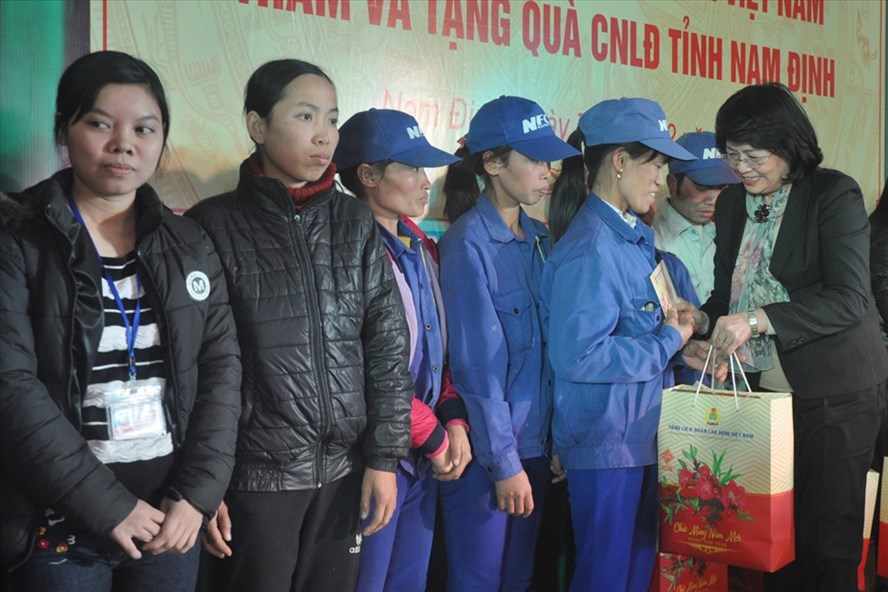 Nam Định: Nhận quà tết để mua quần áo cho con