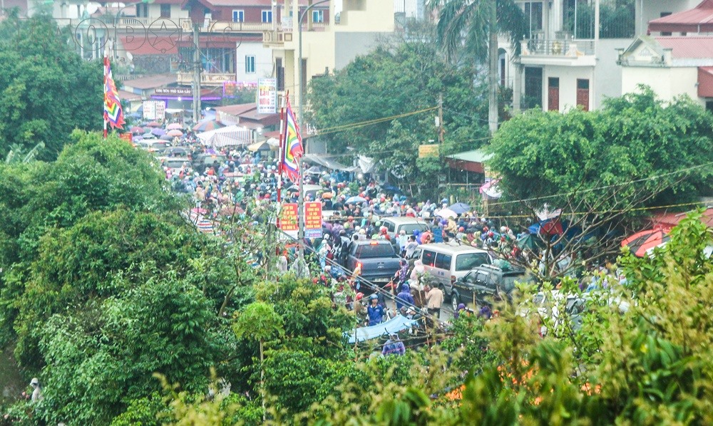 Cảnh xe cộ chen nhau ‘nghẹt thở’ đổ về chợ Viềng nhìn từ flycam