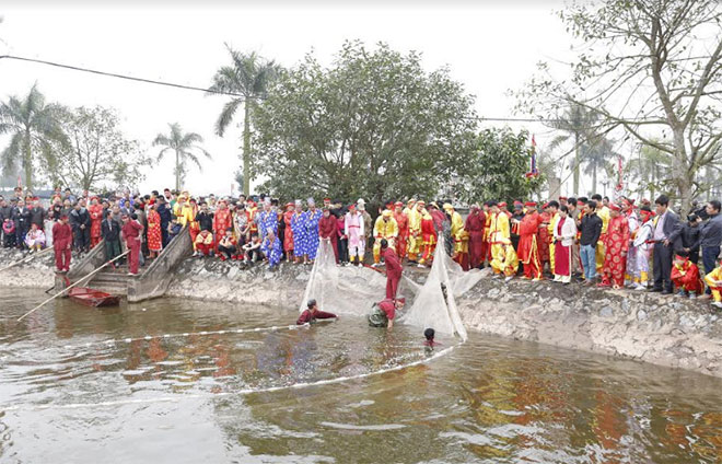 Ngày thứ 2 diễn ra Lễ khai Ấn đền Trần, Nam Định: Lễ rước nước, tế cá