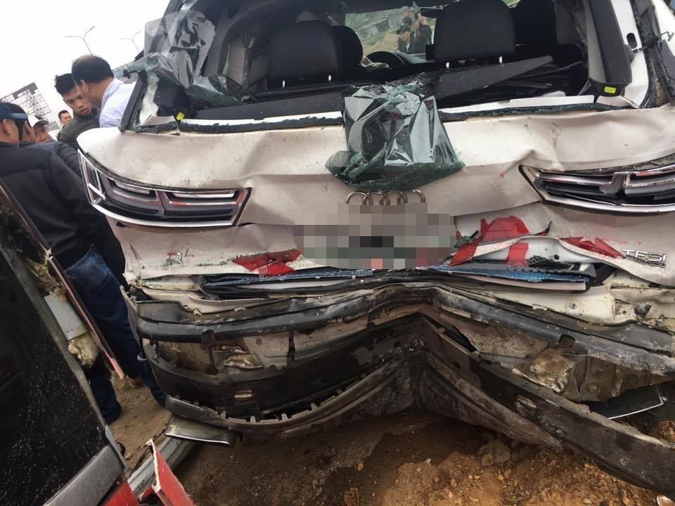 Nam Định: Xe khách đâm bẹp dúm hai ô tô con, một người nhập viện