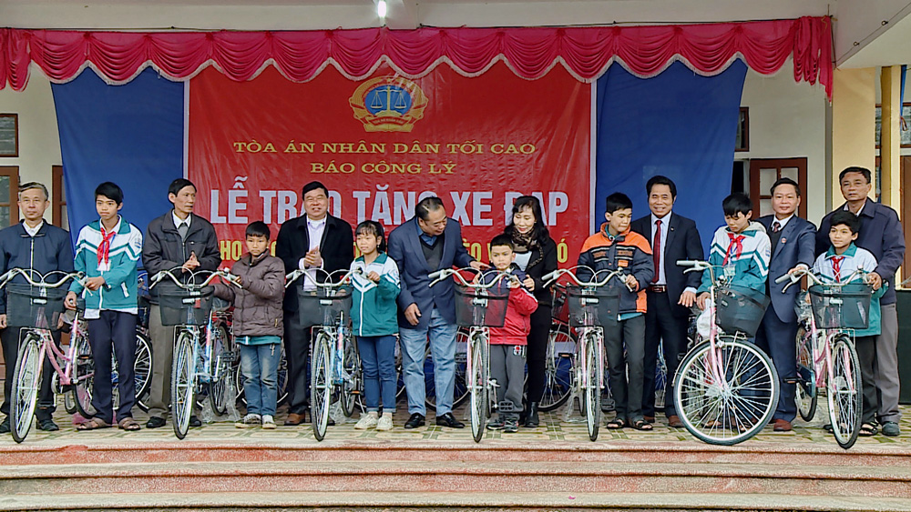 Báo Công lý trao tặng xe đạp cho học sinh nghèo hiếu học tại Nam Định