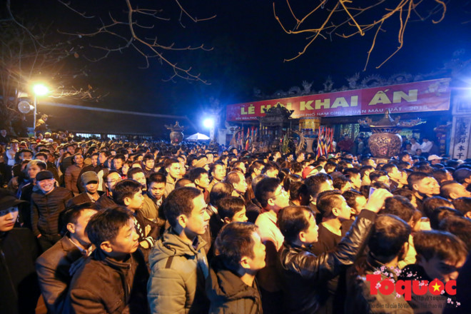 Hàng ngàn người trật tự xếp hàng thông đêm xin lộc ấn Đền Trần