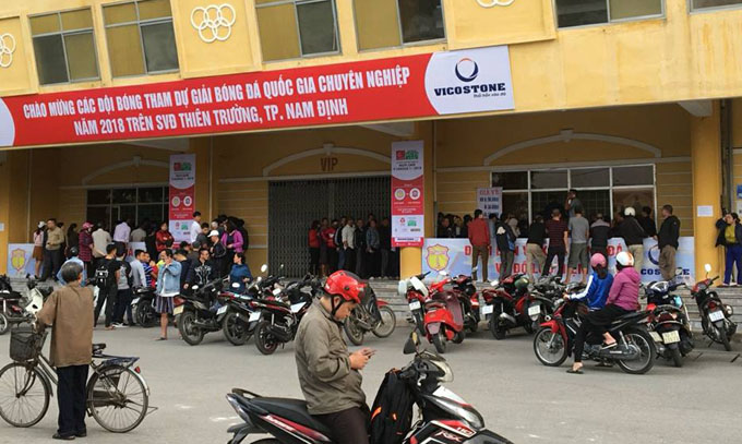 Video: CĐV Nam Định ngậm đắng nuốt cay mua vé từ dân phe