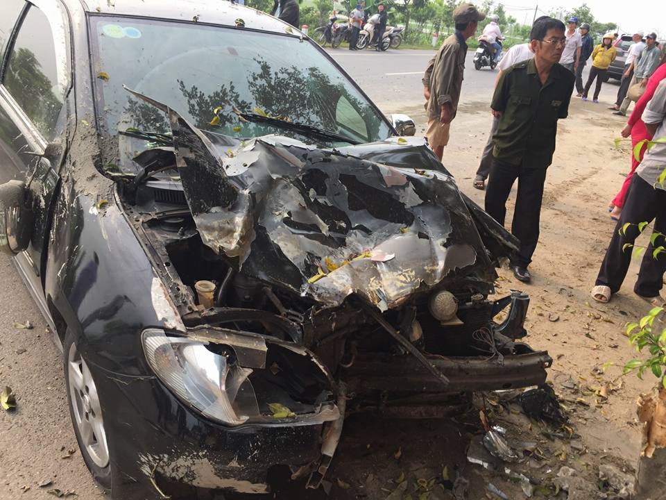 Nam Định: Xe con mất lái đâm vào máy trộn bê-tông bên đường rồi dừng lại dưới gốc cây