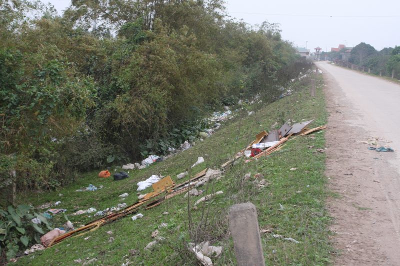 Nam Định: Rác thải tràn lan đê sông Đáy