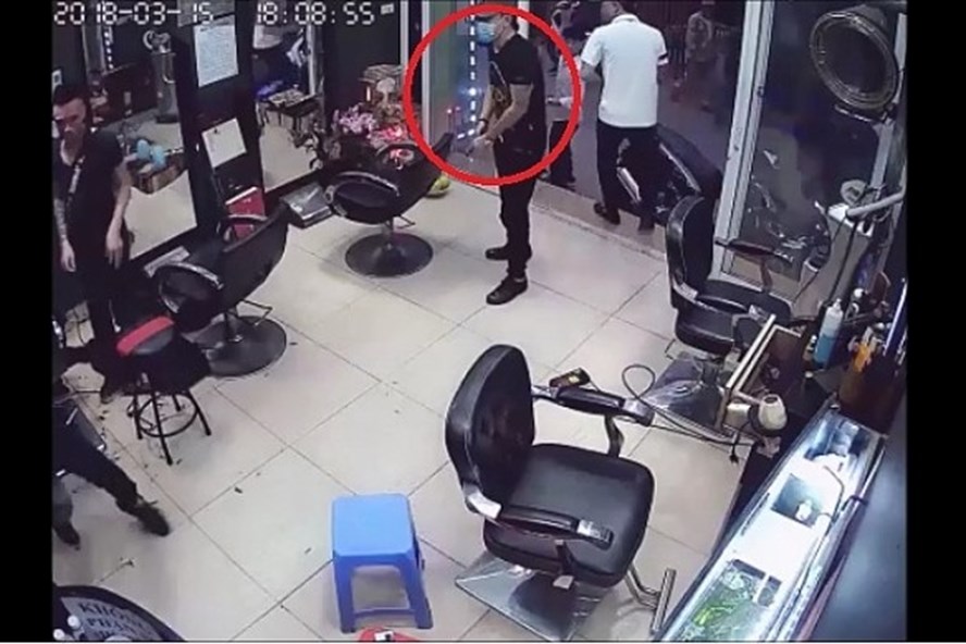 Vụ nổ súng ở tiệm cắt tóc: Do mâu thuẫn trong tình ái