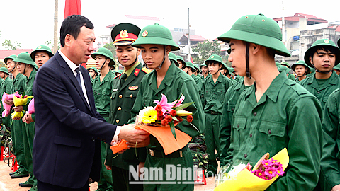 Nam Định: Các đồng chí lãnh đạo tỉnh dự lễ giao, nhận quân 2018 tại các địa phương