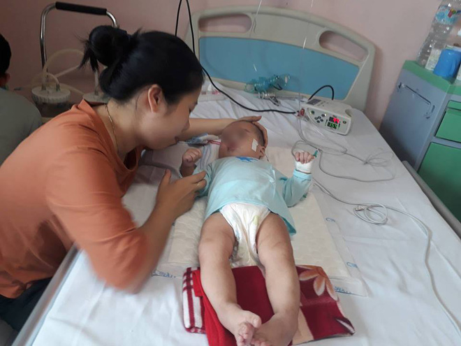 Bé gái 9 tháng tuổi ngất lịm, toàn thân tím tái sau mũi tiêm của y sĩ