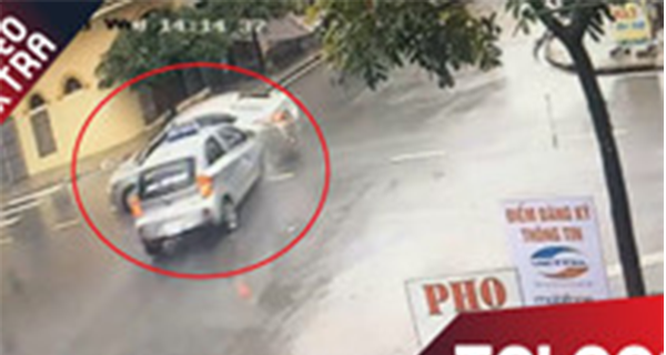 Hai ôtô tông nhau làm sập nhà dân tại Nam Định