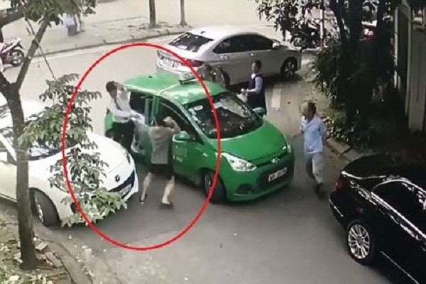 Tài xế người Nam Định bị đánh chảy máu đầu: Tài xế Mercedes khai gì?
