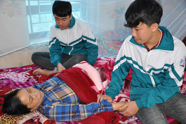 Nam Định: Bố chết, mẹ ung thư di căn, 2 anh em sinh đôi nhường nhau đi học