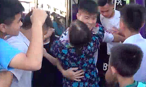 Fan nữ lớn tuổi lao vào ôm chầm lấy Quang Hải, Duy Mạnh ngay trên sân Thiên Trường
