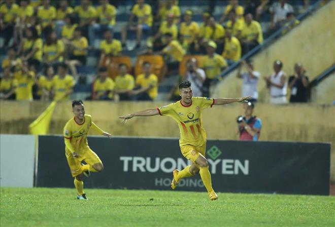 HLV Nguyễn Văn Sỹ tự tin giúp Nam Định trụ hạng tại V.League 2018