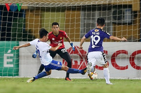 Vòng 16 V-League: Hà Nội FC thắng nhọc, Nam Định thoát cảnh “đội sổ“