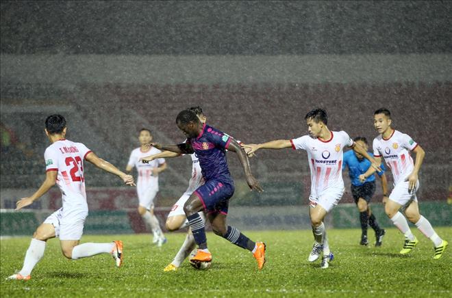 Sài Gòn FC chật vật giành chiến thắng trước Nam Định