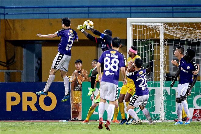 TPHCM và Nam Định khiến cuộc đua trụ hạng V.League 2018 nóng bỏng