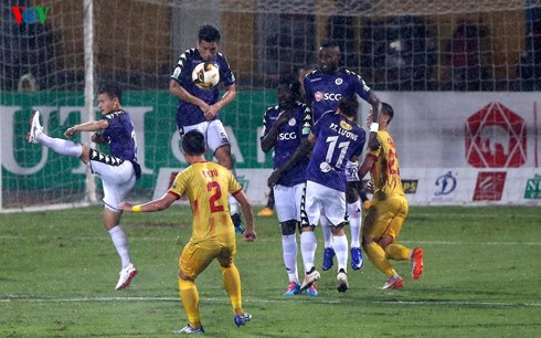 Bị dẫn 3 bàn, Hà Nội FC cầm hòa Nam Định với kịch bản “không tưởng“