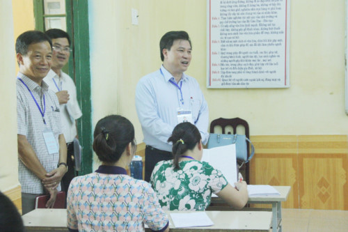 Thứ trưởng Bộ GD&ĐT Nguyễn Hữu Độ kiểm tra công tác chấm thi tại Nam Định