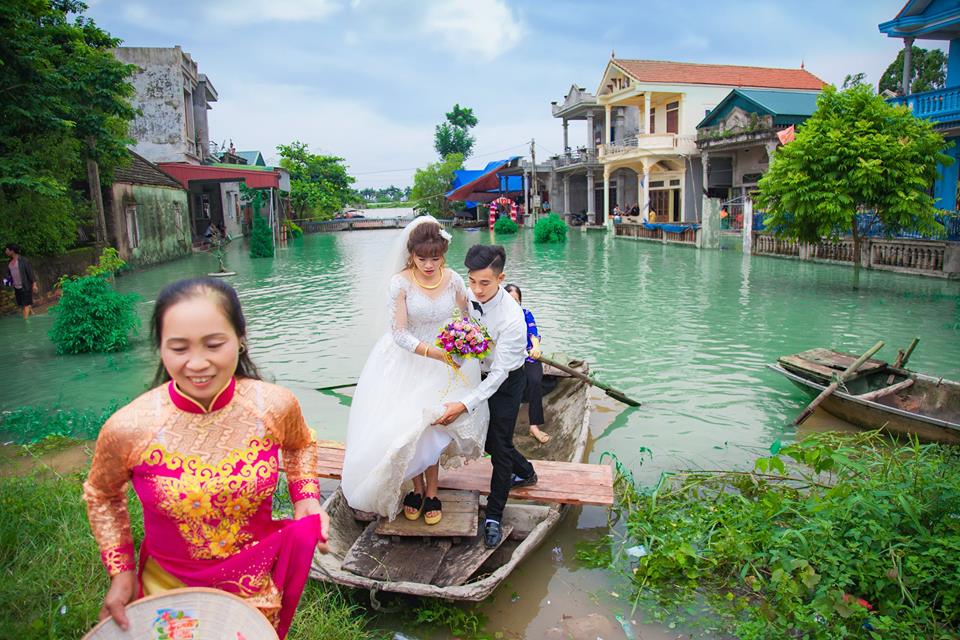 Màn rước dâu đặc biệt mùa mưa lũ của cặp đôi 9X Nam Định gây sốt