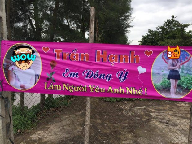 Chàng trai Nam Định mang băng rôn in hình bạn gái, biểu ngữ đến cổng nhà bạn gái để tỏ tình